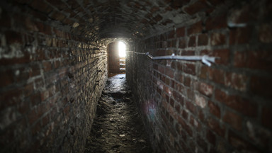 Wyjątkowe odkrycie pod ruinami Pałacu Saskiego. Tajemniczy 45-metrowy tunel