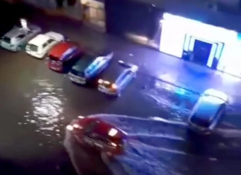 Automobili "plivali" ulicama