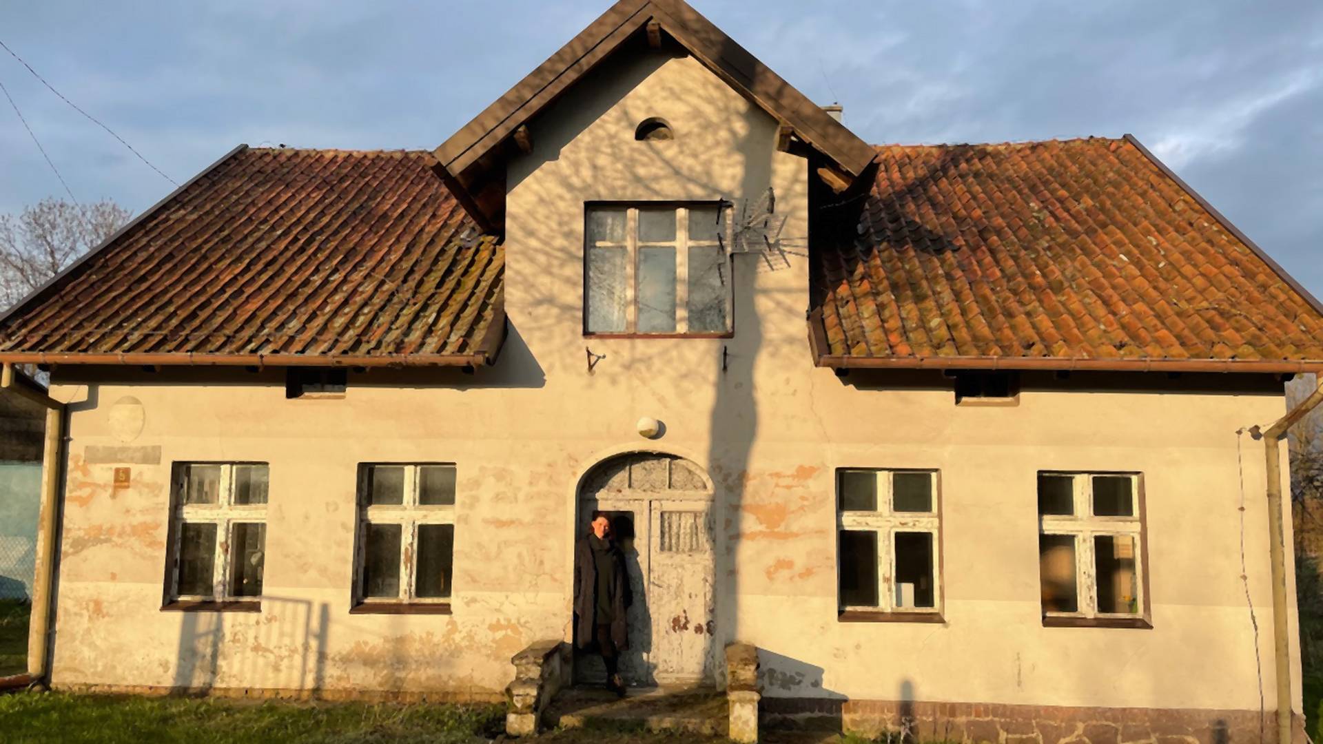 Para z Polski przerabia starą szkołę na dom. "To była dobra okazja"