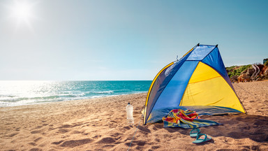 Namioty plażowe ochronią przed wiatrem i promieniowaniem UV. Urlopowy must have