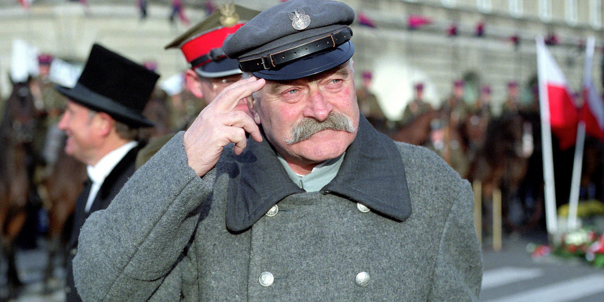 Janusz Zakrzeński wielokrotnie odgrywał rolę marszałka Piłsudskiego podczas listopadowych inscenizacji.