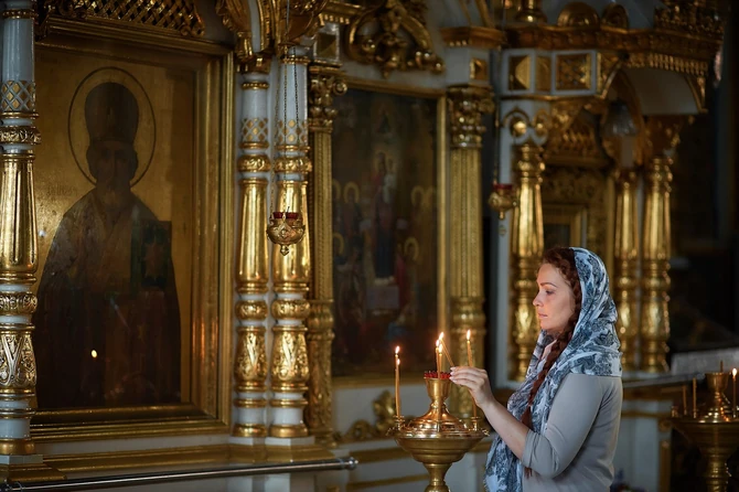 Nije obavezno da žene nose maramu u crkvi