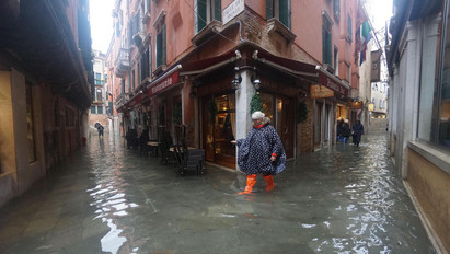 Ketten meghaltak a velencei árvízben