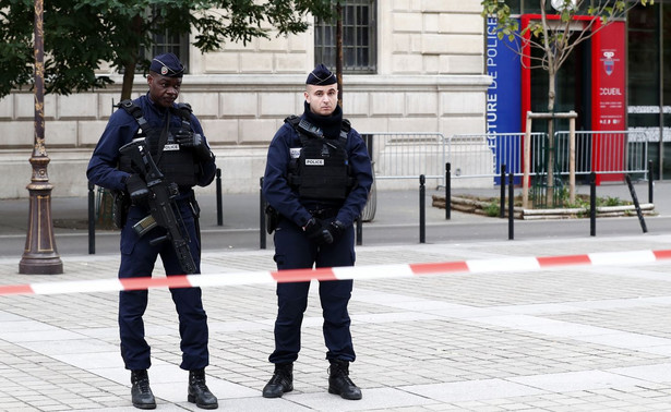 Atak nożownika na komendzie policji w Paryżu. Media: Sprawca przeszedł niedawno na islam