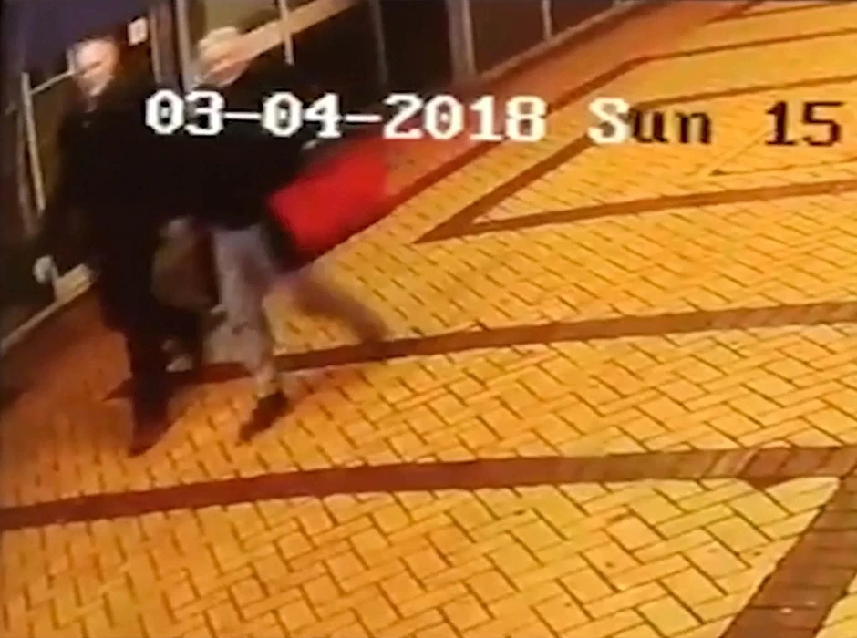 Sergej i Julija Skripalj snimljeni nadzornom kamerom na ulici u Solsberiju, neposredno pre napada