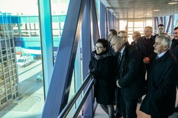 Świnoujście: Budowa gazoportu zakończona. Kopacz i Czerwiński odebrali klucze do inwestycji