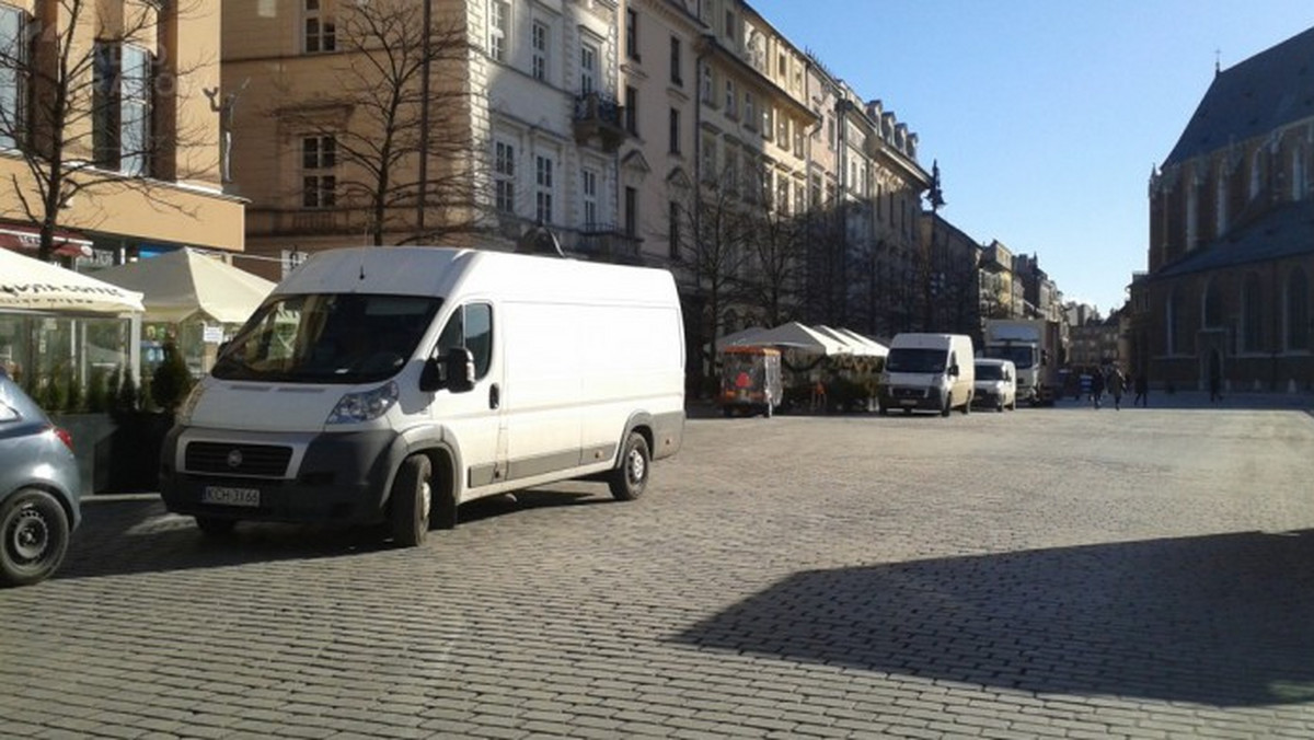 Władze Krakowa zmagają się z problemem obecności samochodów na Rynku. Jednym z pomysłów jest skrócenie czasu na dostawy towarów do sklepów i restauracji. Przedsiębiorcy i ludzie mieszkający w Rynku i okolicach już podnieśli alarm i zdecydowanie sprzeciwiają się takim zmianom. Obecnie samochody dostawcze mogą wjeżdżać na Rynek do godziny 10. Po zmianach miałaby to być godzina 8.