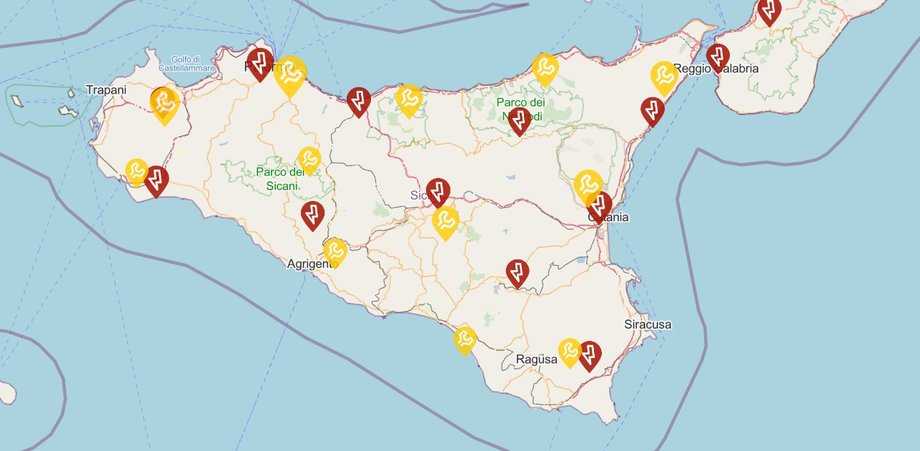 Mapa pokazuje miejsca, gdzie doszło do przerw w dostawach prądu na Sycylii. Stan na 24 lipca 2023 r., godz. 13.00.