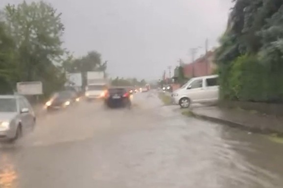 (VIDEO) REKE VODE TEKU ULICAMA, AUTOMOBILI SE JEDVA PROBIJAJU! Strašno nevreme pogodilo Loznicu: "Kao da je neko PROSUO iz rukava"