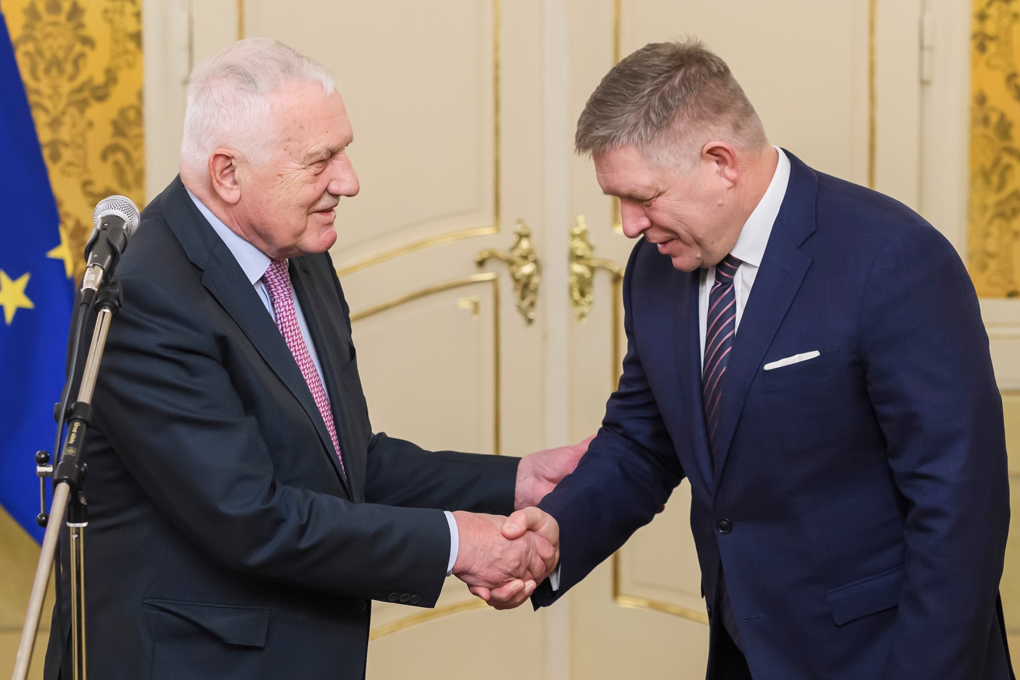 Zľava bývalý prezident ČR Václav Klaus a predseda vlády SR Robert Fico (Smer-SD).