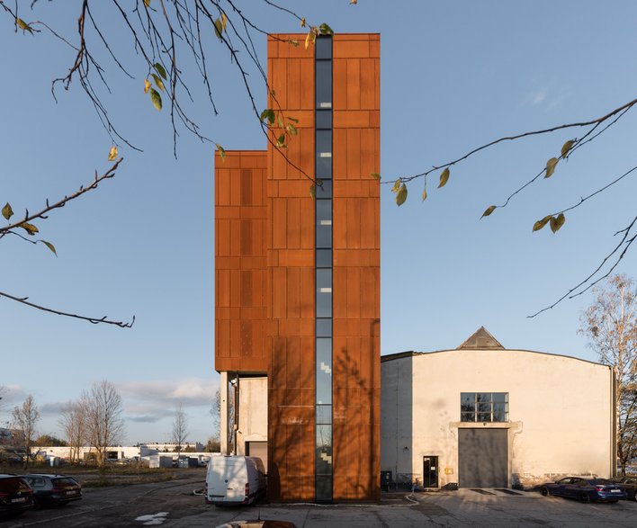 Z boku biurowiec przypomina wieżę fot.: Przemysław Turlej © Easst Architects