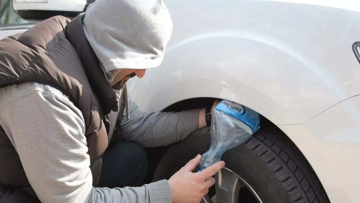 Nowy sposób kradzieży aut. Nie daj się złapać ,,na butelkę”