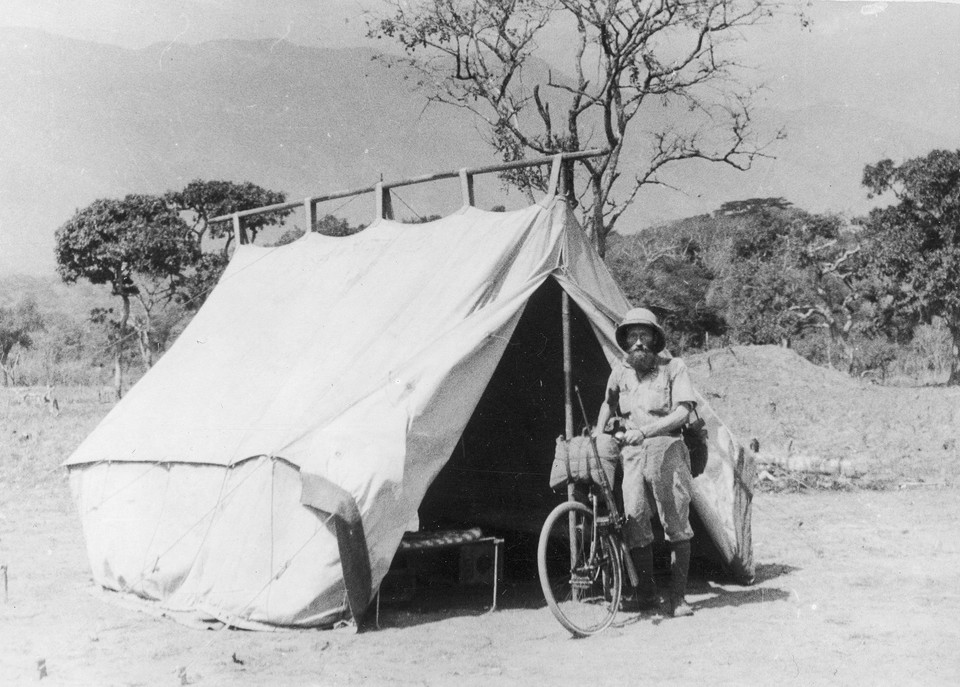 Kazimierz Nowak z rowerem stoi przy namiocie poszukiwaczy złota w Kongu Belgijskim - rok 1933, Kongo Belgijskie
