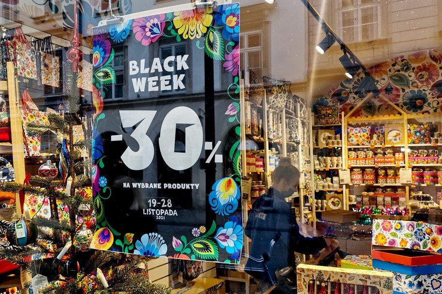 W tym roku przeceny będą mniejsze -  połowa ankietowanych handlowców deklaruje, że pozwoli sobie jedynie na 30-procentową obniżkę cen w ramach Black Friday, za to aż 60 proc. sprzedawców utrzyma je od 25 do 28 listopada