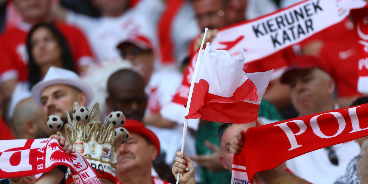 Polacy pokazali podczas meczu transparent wymierzony w organizatorów i FIFA. 
