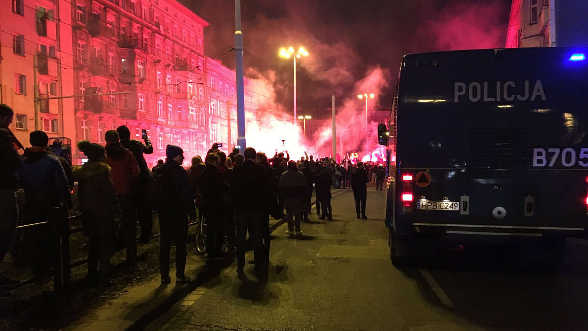 W ocenie prokuratury mężczyzna z czterolatkiem na ramionach, który już po rozwiązaniu wrocławskiego marszu narodowców, próbował przedrzeć się przez kordon policji, naraził chłopca na niebezpieczeństwo utraty życia lub zdrowia. Ojciec wraz z matką dziecka usłyszeli także zarzut czynnego udziału w zbiegowisku. O sprawie powiadomiono również sąd rodzinny.