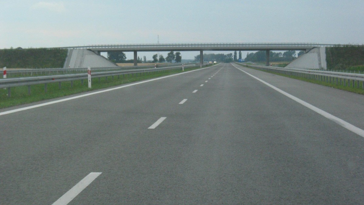 We wtorek od godziny 6 rano zmienią się stawki za przejazd płatnymi odcinkami autostrady A2 między Nowym Tomyślem a Koninem (Wielkopolskie). Motocykle i samochody osobowe zapłacą za przejazd tą trasą 54 zł - 3 zł więcej niż dotąd.