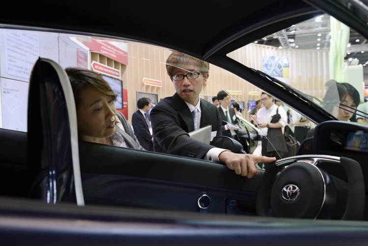 Elektryczny trzykołowiec Toyoty ma zaledwie 2,4 metra długości, co jest dużą zaletą w przypadku poszukiwania miejsce do parkowania w zatłoczonych miastach.