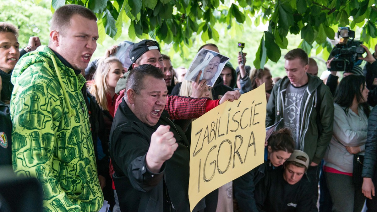 Dziś wieczorem, podobnie jak dzień wcześniej, doszło do zamieszek przed komisariatem policji we Wrocławiu, w którym w niedzielę zmarł 25-letni mężczyzna. Do awantur doszło pomimo apeli policji i rodziny zmarłego, by zachować spokój i zrezygnować z protestów.