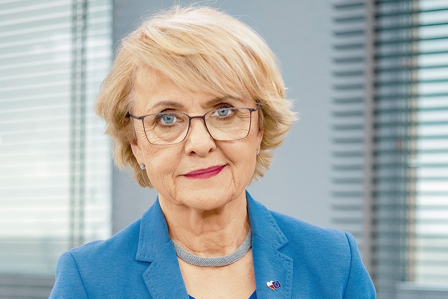 Danuta Hübner – ekonomistka i polityczka. Pierwsza polska komisarz UE. W 2004 r. objęła tekę ds. handlu, a potem polityki regionalnej, posłanka do europarlamentu, przewodnicząca delegacji ds. stosunków ze Stanami Zjednoczonymi