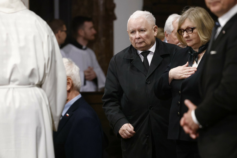 Jarosław Kaczyński podczas mszy świętej w intencji ofiar katastrofy smoleńskiej