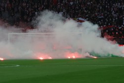 FIFA ukarała PZPN za race na PGE Narodowym. Cezary Kulesza musi zapłacić za zachowanie kibiców