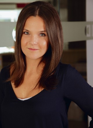 Z szykowną torbą na ramieniu na podbój modowego świata