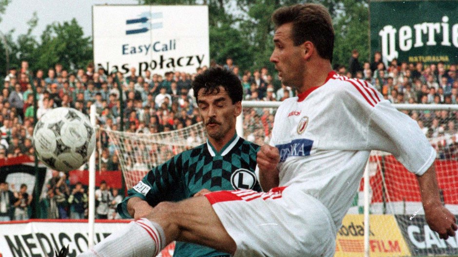 1996 r., mecz I ligi piłkarskiej Legia Warszawa — Widzew Łódź. Strzela Ryszard Czerwiec, blokuje Leszek Pisz