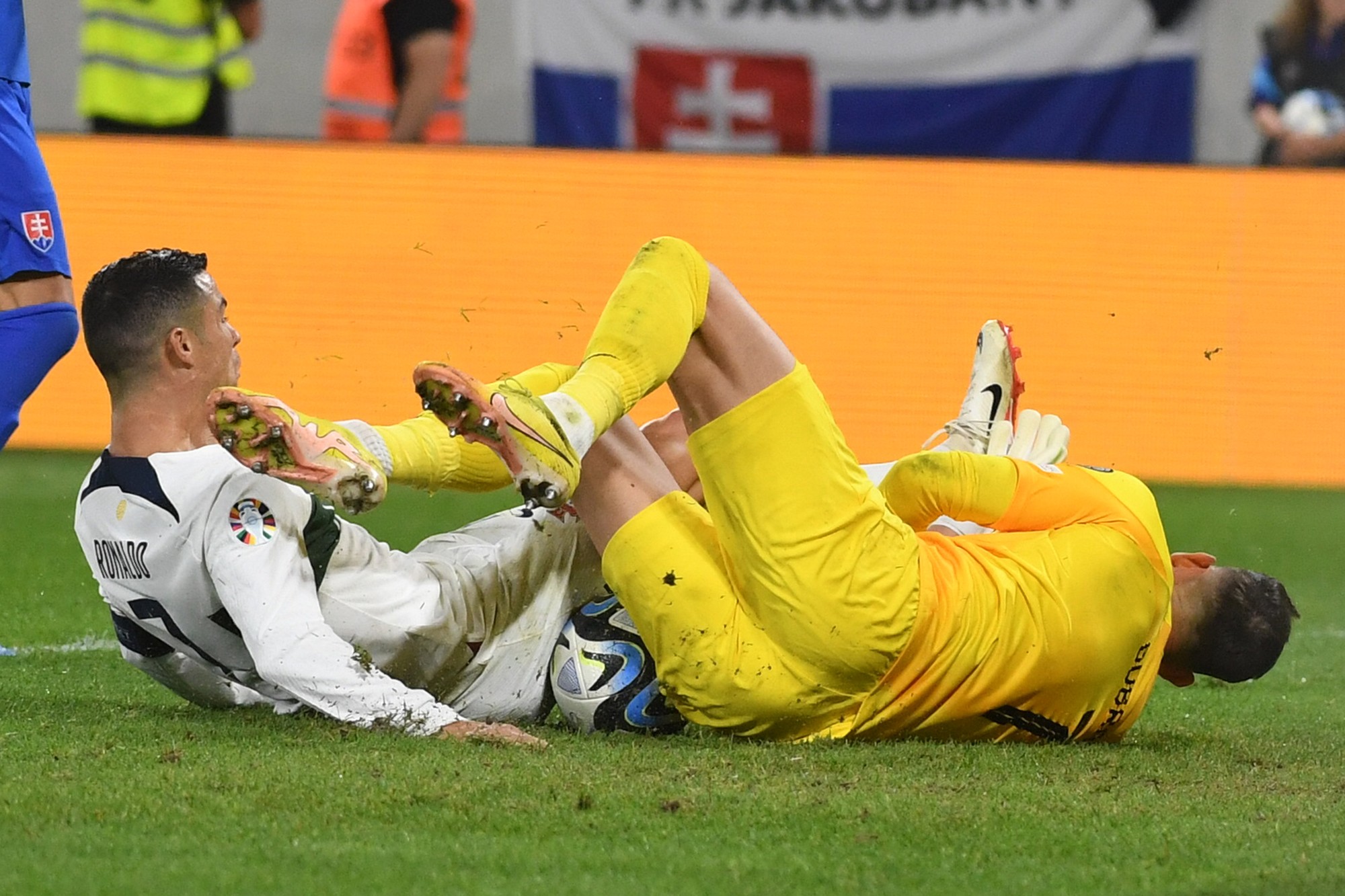 Brankár Slovenska Martin Dúbravka a hráč Portugalska Cristiano Ronaldo.