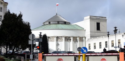 Sejm chce czerpać energię ze słońca. Szykuje przetarg na panele za pół mln zł