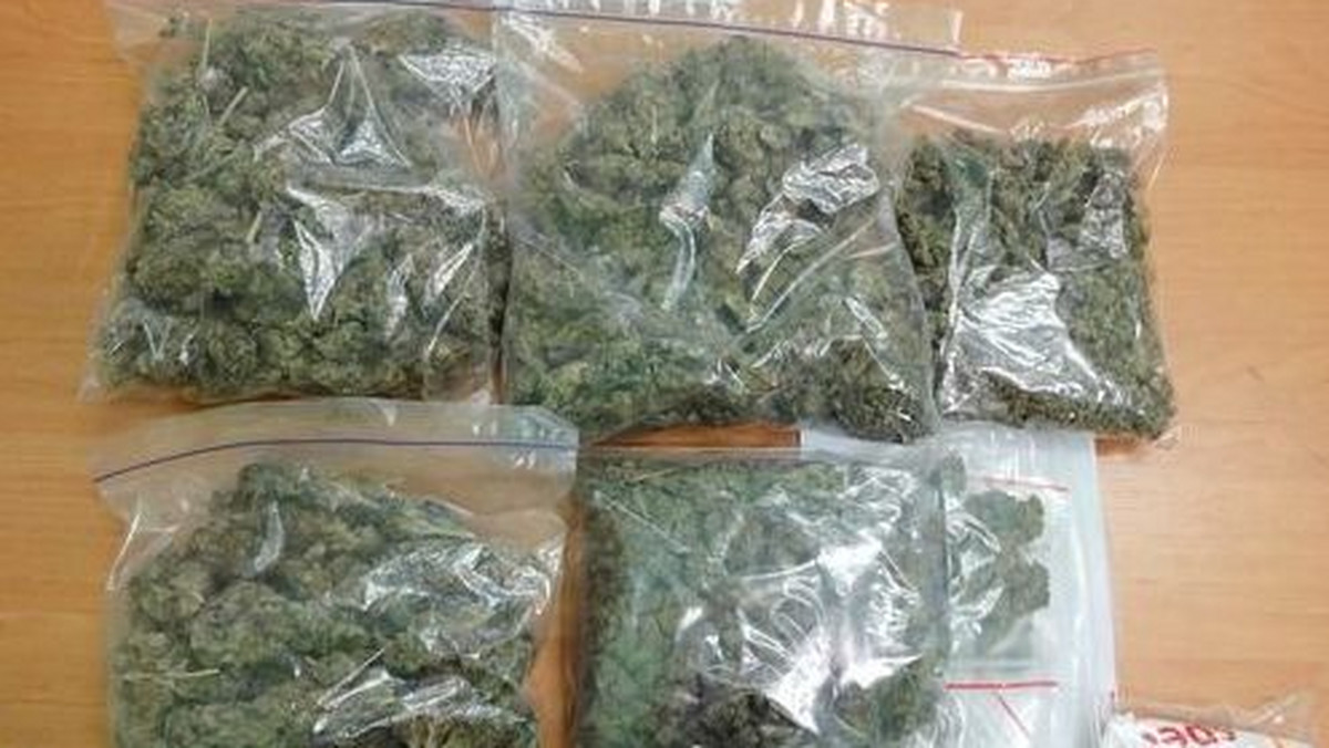 Policjanci z Suwałk zatrzymali trzech młodych mężczyzn i zabezpieczyli blisko 600 gramów marihuany. 22, 24 i 25-latek trafili do policyjnego aresztu. Teraz o ich losie zadecyduje sąd.