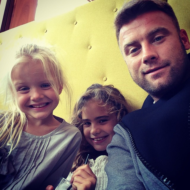 Artur Boruc z córkami Oliwią i Amelią