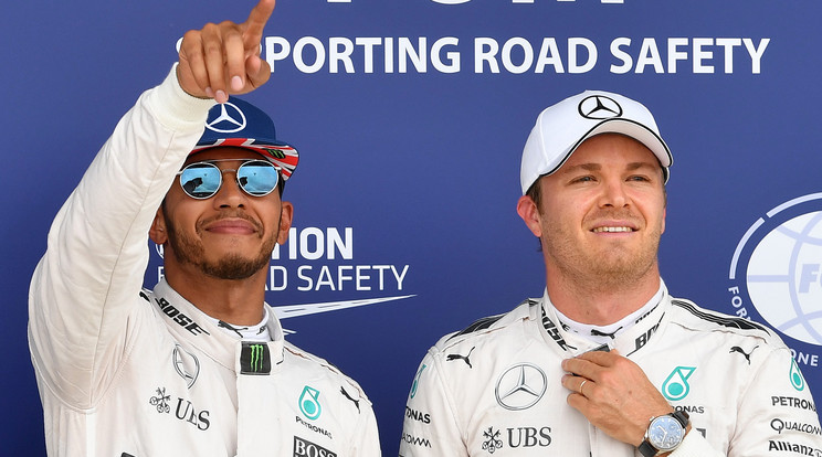 Lewis Hamilton (balra) és csapattársa, Nico Rosberg egymás mellől rajtolhatnak /Fotó: AFP