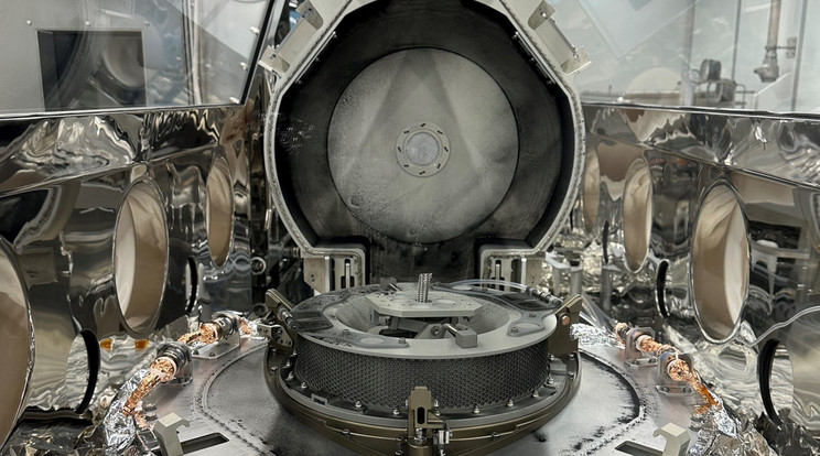 Az Osiris-Rex visszatérő kapszulájának belső felületén jól látszik a szennyeződés, amely olyan, mint egy autó karosszériáján megtapadt kosz. Amíg nem tudják pontosan, hogy mi ez, nem nyitják ki a mintákat tároló tartályt, nehogy idegen anyaggal szennyeződjön a rendkívüli erőfeszítéssel megszerzett aszteroidaminta. / Fotó: NASA Goddard Űrrepülési Központ
