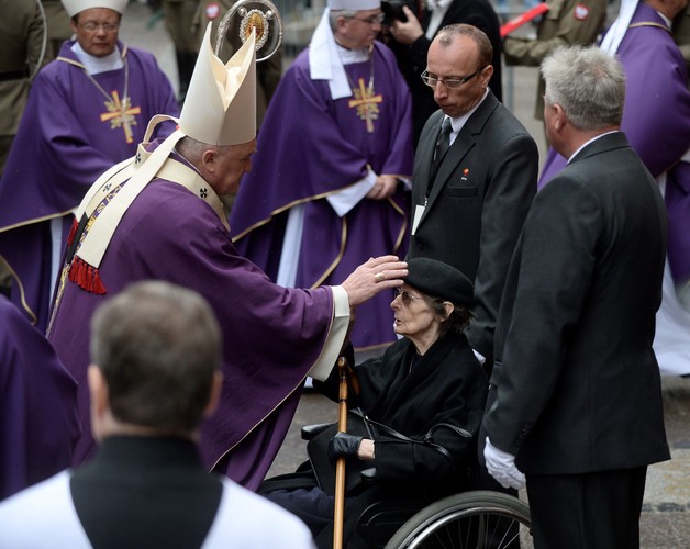 Uroczystości pogrzebowe profesora Władysława Bartoszewskiego - metropolita warszawski, kardynał Kazimierz Nycz (centrum-L) i żona zmarłego Zofia Bartoszewska (centrum-P) po mszy żałobnej w Bazylice Archikatedralnej św. Jana Chrzciciela w Warszawi