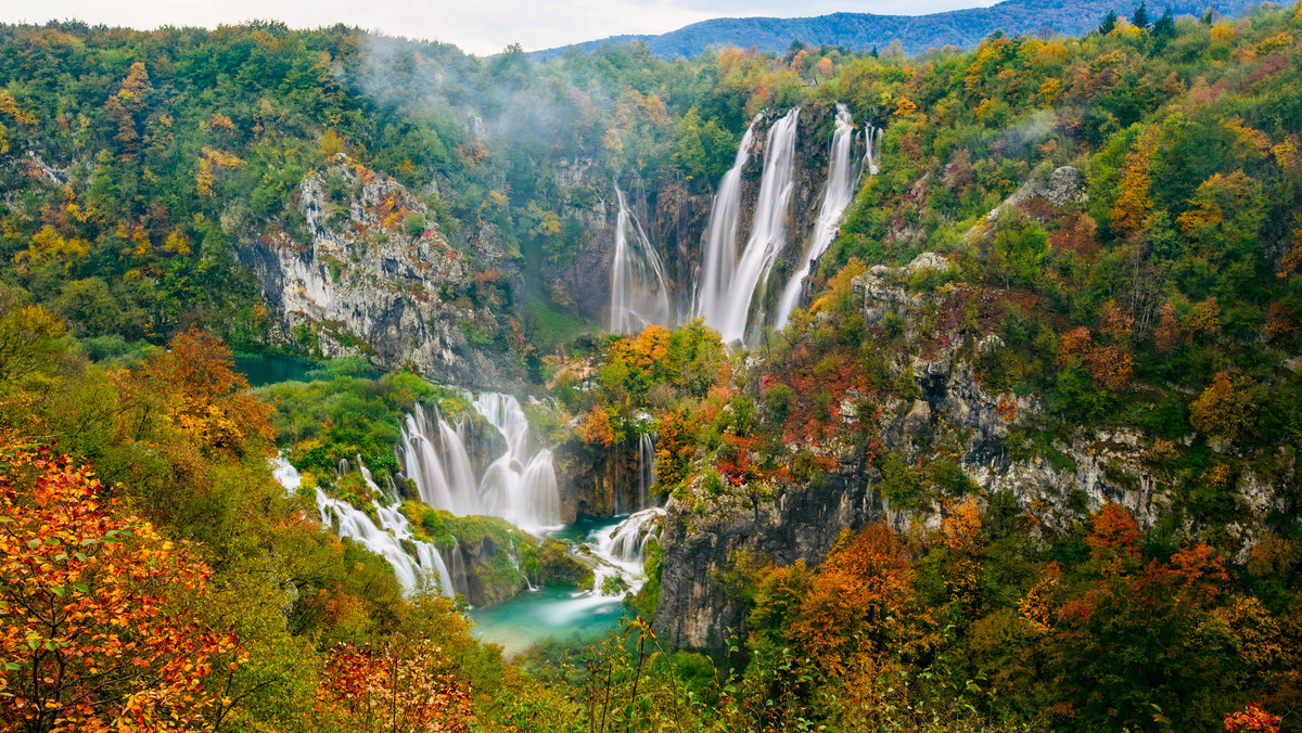 Park Narodowy Jezior Plitwickich jest najstarszym i największym parkiem narodowym Chorwacji i w ubiegłym roku przyciągnął ponad 1,7 mln odwiedzających. W tym roku świętuje 70-lecie swojego powstania. 