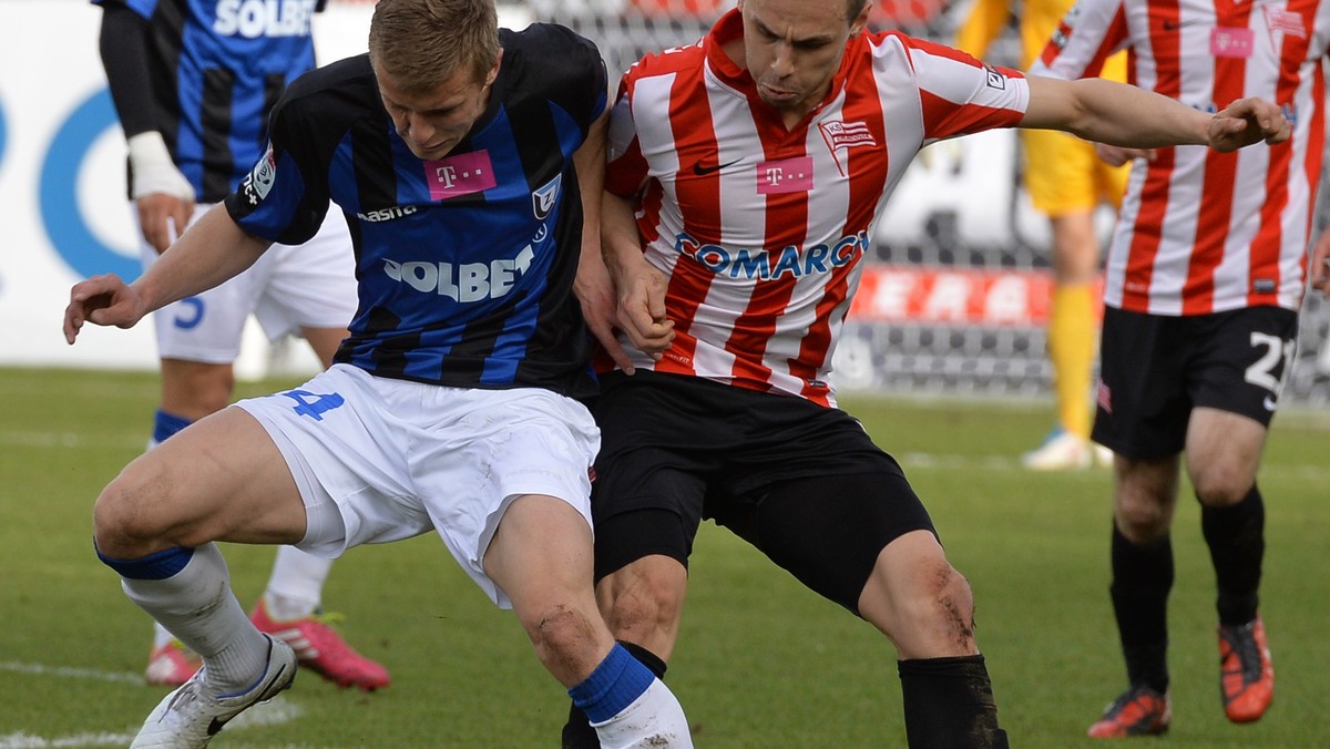 Skandalem zakończył się mecz bydgoskiego Zawiszy z Cracovią. Do Krakowa pojechała grupa kilkuset kibiców Zawiszy. Bydgoszczanie ten mecz wygrali 2:0, ale uwagę obserwatorów przykuło zachowanie fanów niebiesko-czarnych - czytamy na stronie Radia PLUS Bydgoszcz.