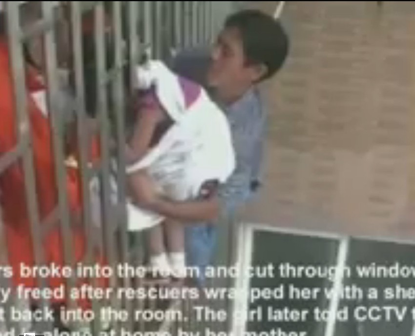 Komšija se vezao konopcem oko struka, spustio se do deteta, i pridržavao ga dok spasioci nisu stigli