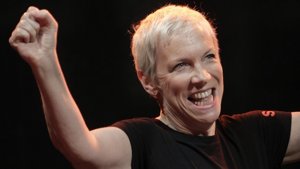 Szkocka piosenkarka Annie Lennox została przez królowa Elżbietę II wyróżniona tytułem oficera Orderu Imperium Brytyjskiego za pracę w organizacjach charytatywnych walczących z AIDS i biedą w Afryce.