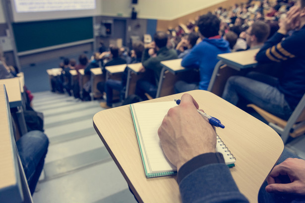 Prawo do renty przedłuża się do zakończenia studiów, jeśli 25. urodziny studenta przypadły na ich ostatni rok. Przepisy ustawy emerytalnej nie precyzują jednak, co oznacza pojęcie nauki w szkole. Czy na otrzymywanie renty pozwoli uczęszczanie do dowolnej szkoły?