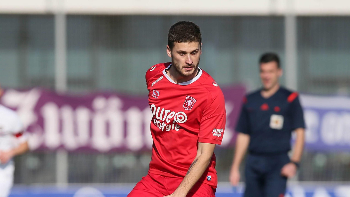 W piątek Mateusz Klich podpisał trzyletni kontrakt z Leeds United. Były piłkarz Cracovii rozpoczyna właśnie przygotowania do nowego sezonu, a jego celem jest awans do angielskiej Premier League. Pomocnik będzie pierwszym Polakiem, który założy koszulkę The Whites w oficjalnym spotkaniu ligowym.