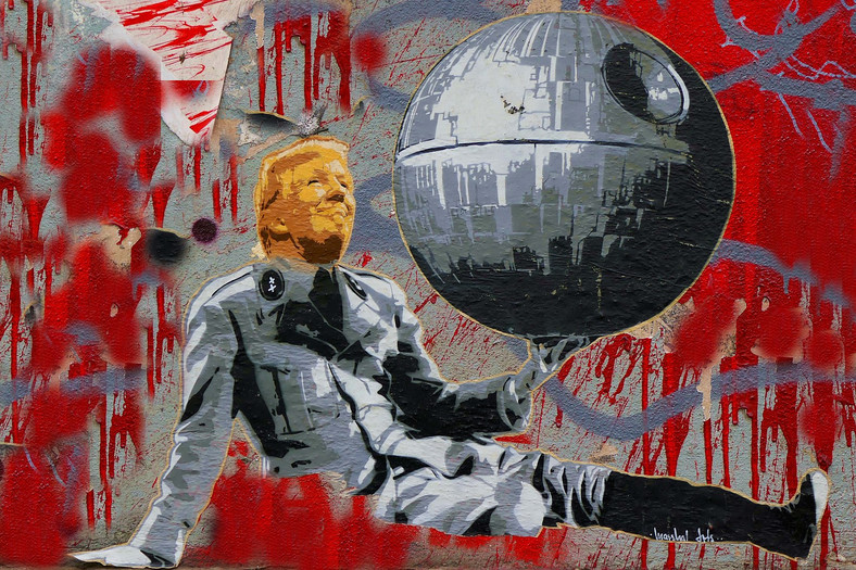 "Dyktator" nadal odgrywa wielką rolę w popkulturze. Na zdjęciu: uliczne graffiti z Kolonii w Niemczech. Donald Trump jako dyktator Hynkel na ręku zamiast balona w kształcie kuli ziemskiej trzyma Gwiazdę Śmierci z "Gwiezdnych wojen"