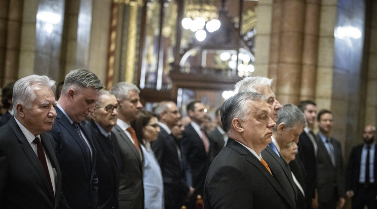 A Miniszterelnöki Sajtóiroda által közreadott képen Orbán Viktor miniszterelnök (első sor, b), Semjén Zsolt nemzetpolitikáért felelős miniszterelnök-helyettes (b2), Kövér László házelnök (b3), a második sorban Jakab István, a Fidesz-KDNP parlamenti képviselői az országgyűlési választáson listás mandátumot szerzett képviselők megbízólevelének ünnepélyes átadásán az Országház kupolacsarnokában 2022. április 20-án / Fotó: MTI/Miniszterelnöki Sajtóiroda/Fischer Zoltán