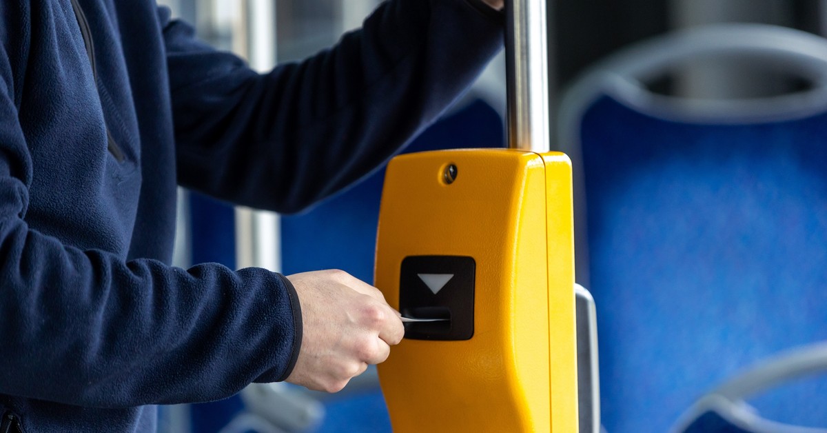 Koniec z różnymi biletami ulgowymi? Eksperci chcą zmian w komunikacji miejskiej i transporcie regionalnym