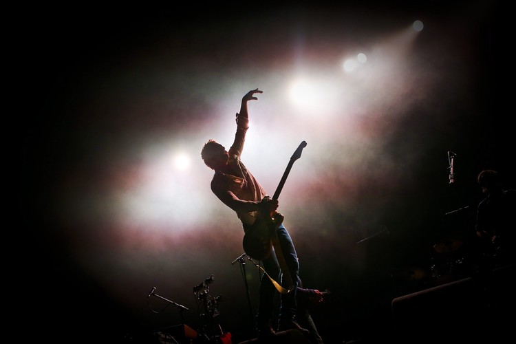 Lipiec 2015: Tom Barman z grupy Deus podczas występu na Super Rock festival w Lisbonie