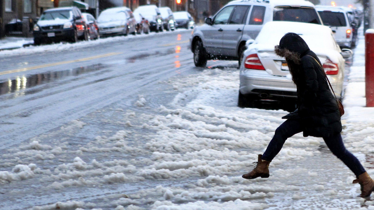 Burze śnieżne, które nawiedziły podczas minionego weekendu północno-wschodnie rejony USA pozbawiły prądu ponad 3,2 mln gospodarstw domowych i firm. Władze zapowiadają, że sytuacja wróci do normy dopiero za kilka dni, mimo, że opady śniegu ustały w niedzielę. Zanotowano co najmniej 6 ofiar śmiertelnych. Władze wprowadziły stan wyjątkowy w New Jersey, Connecticut, Massachusetts i w części stanu Nowy Jork. Najgorsza sytuacja panuje w zachodnich rejonach stanu Massachusetts, gdzie spadło 68,6 cm śniegu.