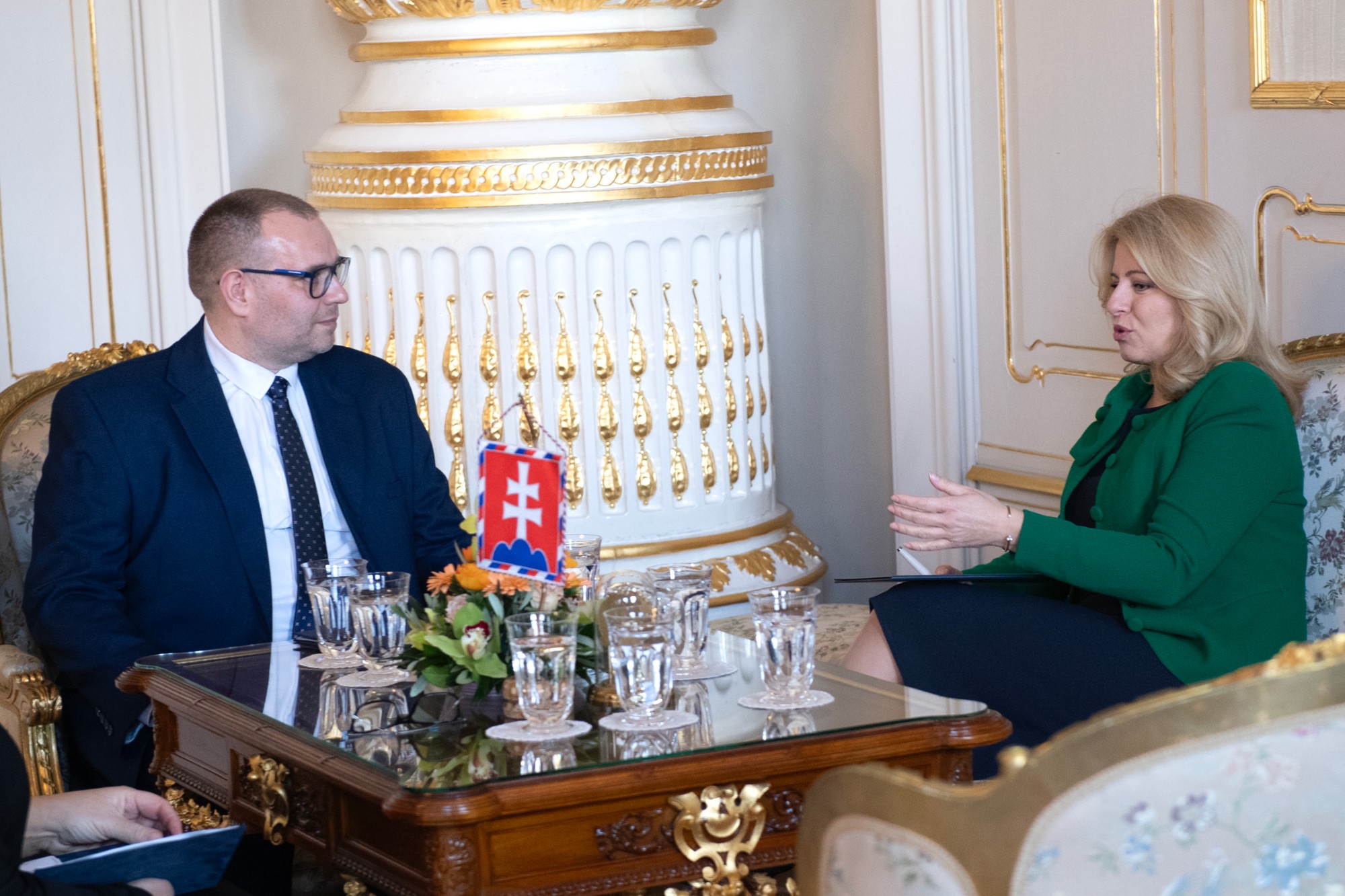 Zuzana Čaputová počas prijatia verejného ochrancu práv Róberta Dobrovodského (vľavo) v Prezidentskom paláci 13. februára 2024 v Bratislave.