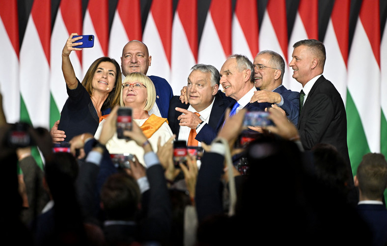 Viktor Orban wśród polityków swojej partii Fidesz