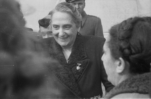 Dolores Ibarruri na Okęciu w Warszawie, rok 1947