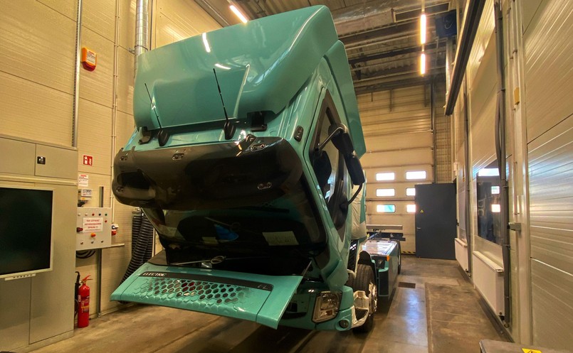 Eksperci Volvo Trucks uczyli strażaków nie tylko w kwestii gaszenia pożarów samochodów elektrycznych